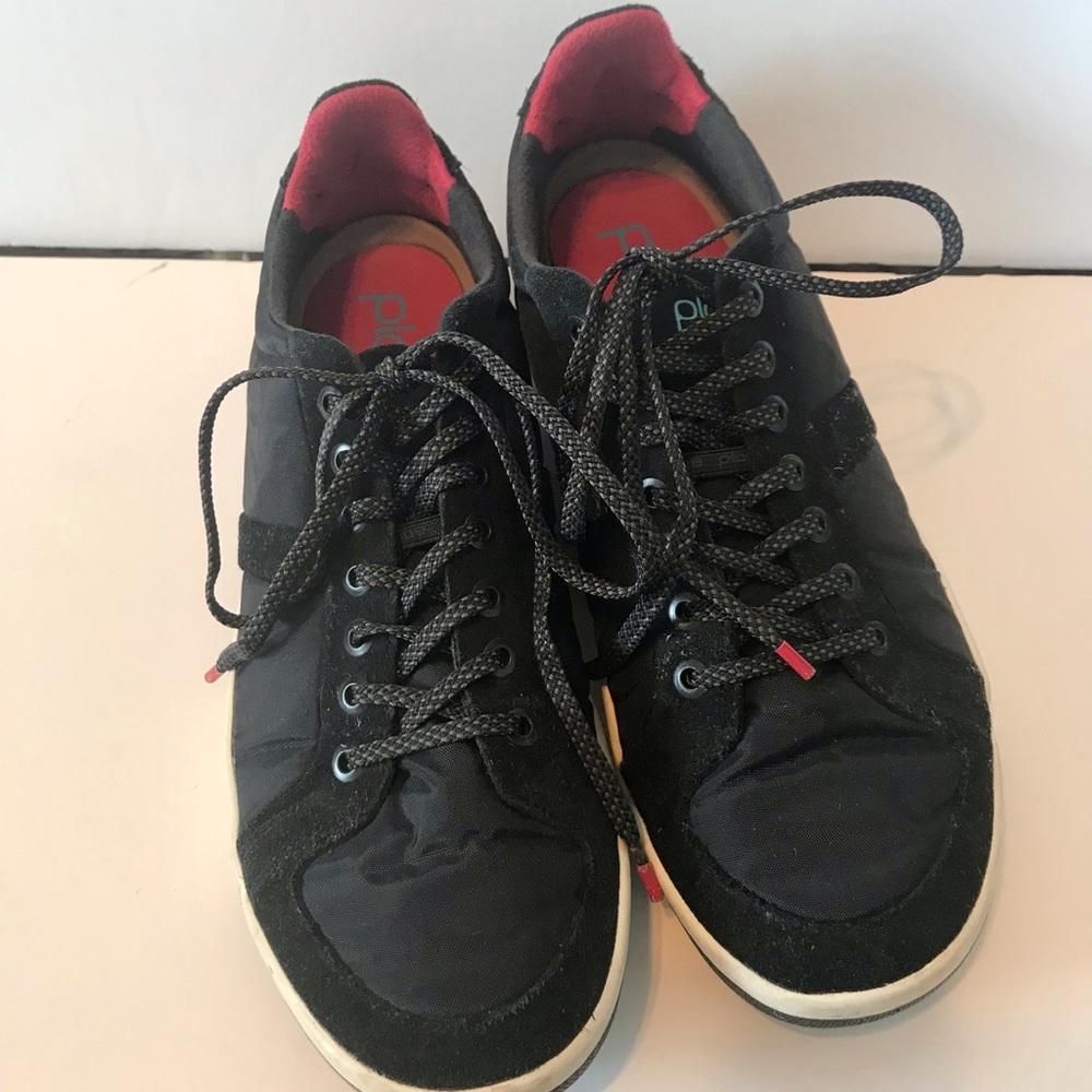 PLAE SNEAKERS ( UNISEX 6.5 M/ 8 W)